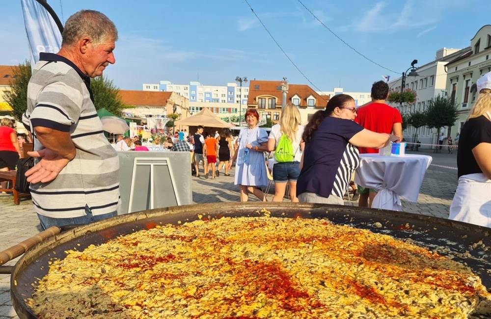 Foto: Topoľčany chystajú odvetu. Podarí sa im opäť prekonať rekord v príprave najväčšej omelety na Slovensku?