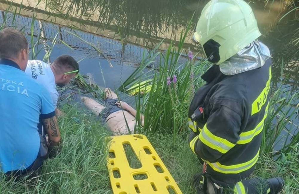 FOTO: V potoku v Leviciach našli ležať muža v bezvedomí, na sebe mal len trenky