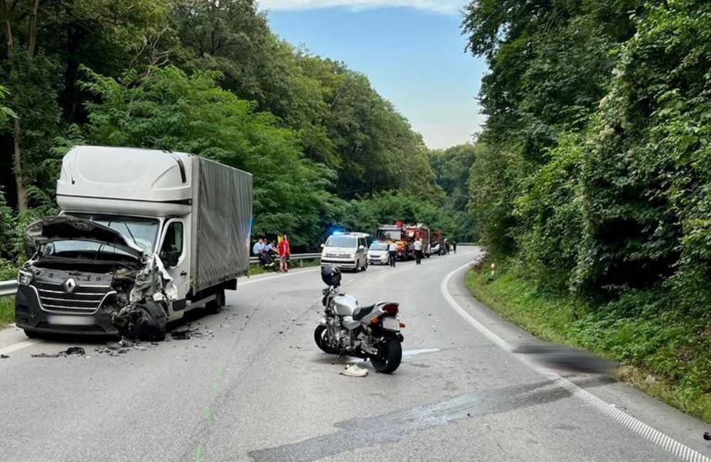 Foto: Mladý motorkár zahynul po zrážke s dodávkou, osudnou sa mu stala zákruta pred Radošinou