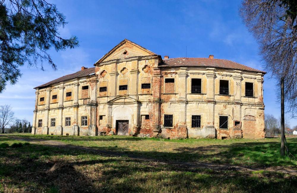 FOTO: Nezvyčajná ponuka na realitnom trhu. Pri Nitre predávajú barokový kaštieľ z 18. storočia