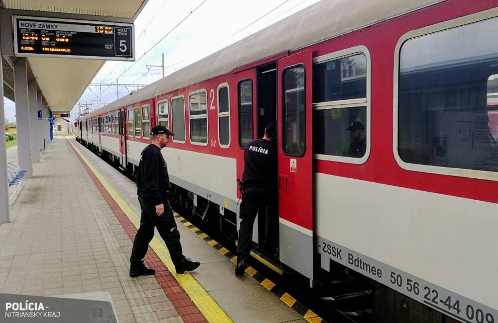 Foto: Po útoku vo vlaku polícia posilnila hliadky aj v Nitrianskom kraji