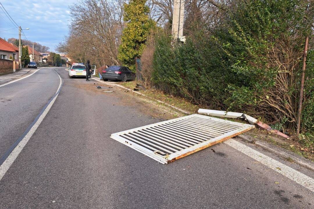 Foto: Na mol opitý vodič zrámoval oplotenie rodinného domu v Topoľčiankach, potom sa pokúsil ujsť