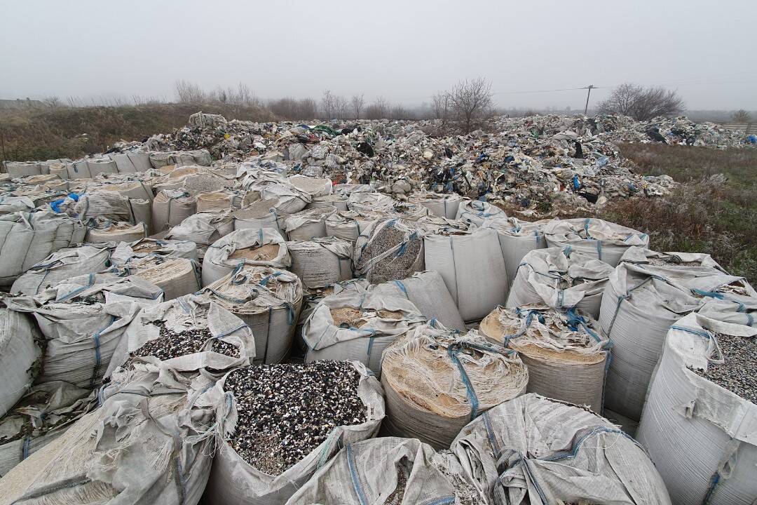 FOTO: Pri Galante objavili „hory plastov“, nelegálnu skládku už rieši nitrianska enviropolícia