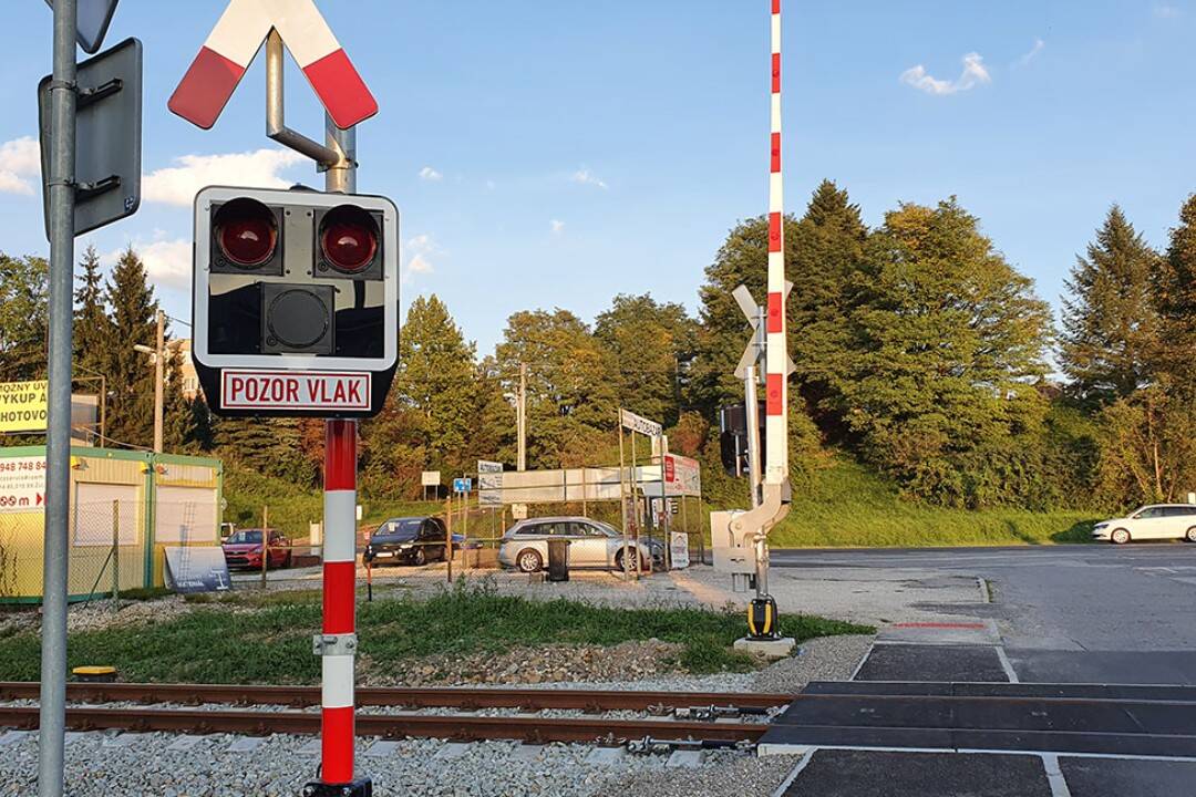 Foto: Zrážku s vlakom medzi Hurbanovom a Chotínom neprežil jeden človek