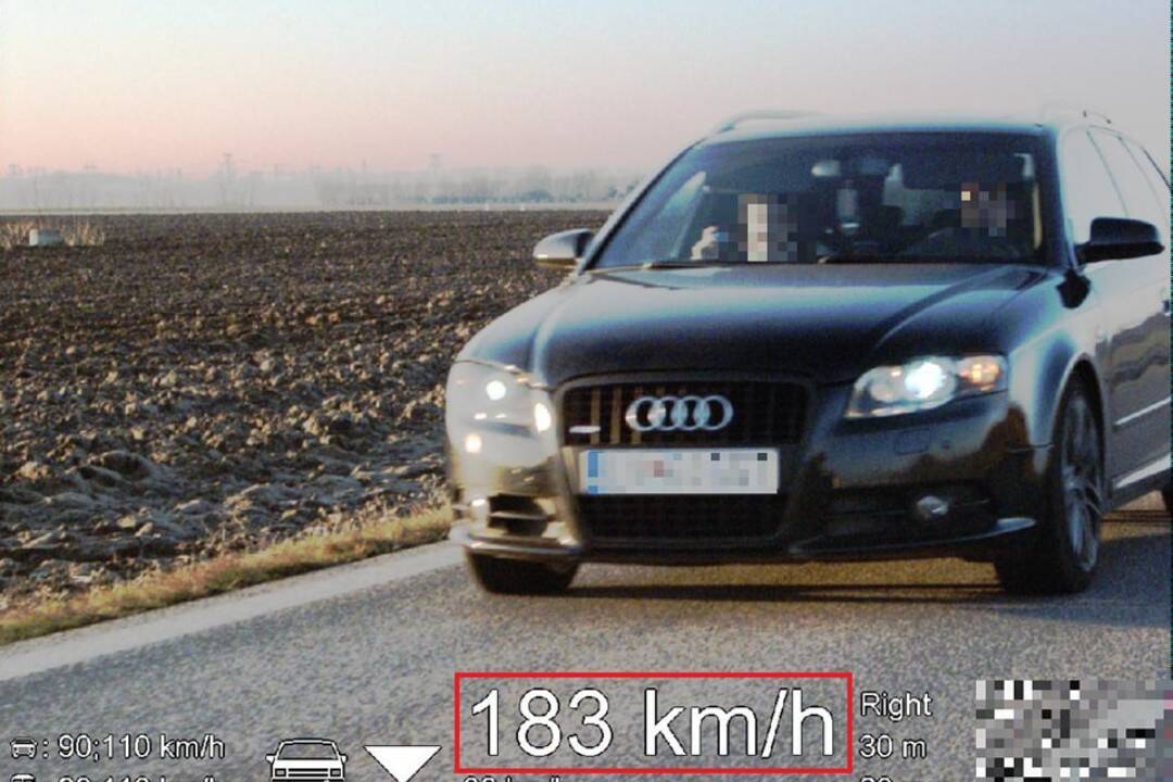 Foto: Cestný pirát jazdil na Audi neďaleko Levíc viac ako 180 km/h, dostal mastnú pokutu