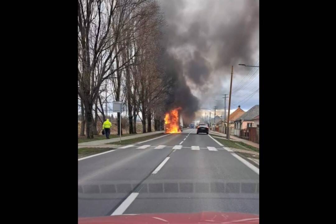 Foto: VIDEO: Vodiči pozor, pri Trnovci nad Váhom horí kamión a cesta je neprejazdná 