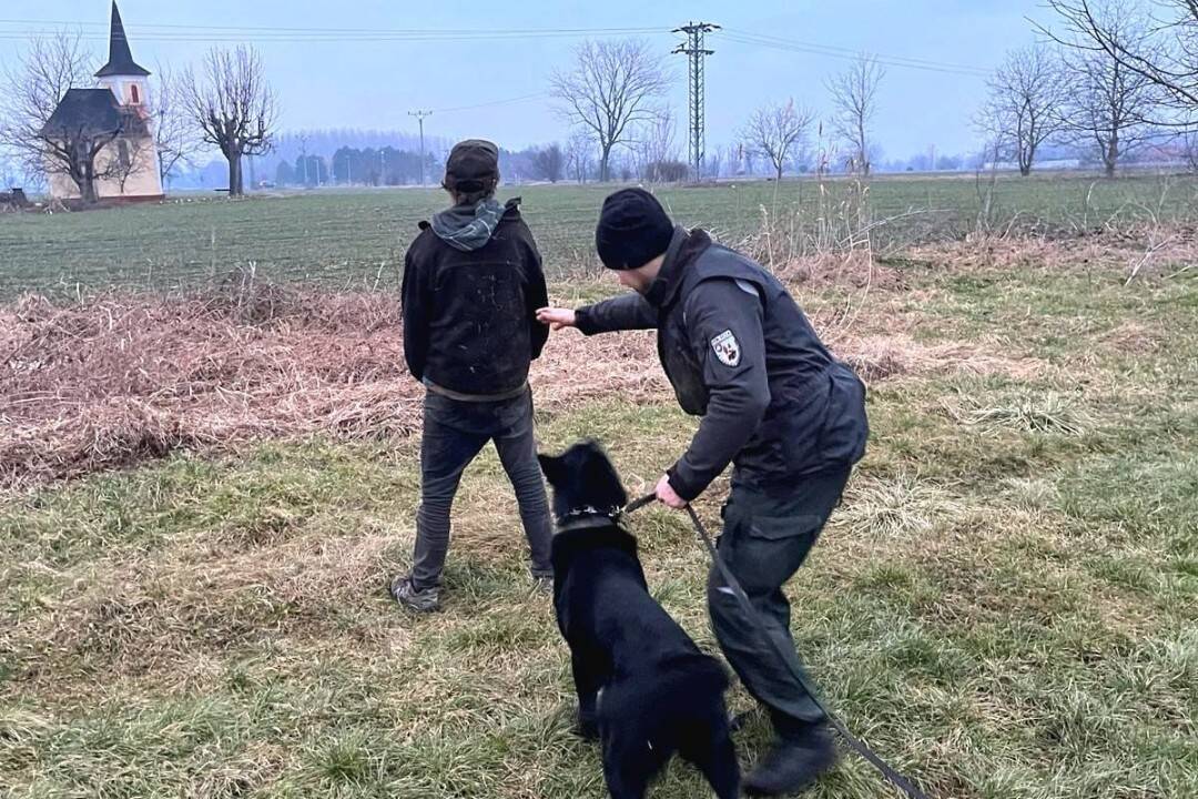 Foto: Muž v Šuranoch sekerou rozbil výklad a vykradol čerpaciu stanicu. Dolapil ho policajný pes