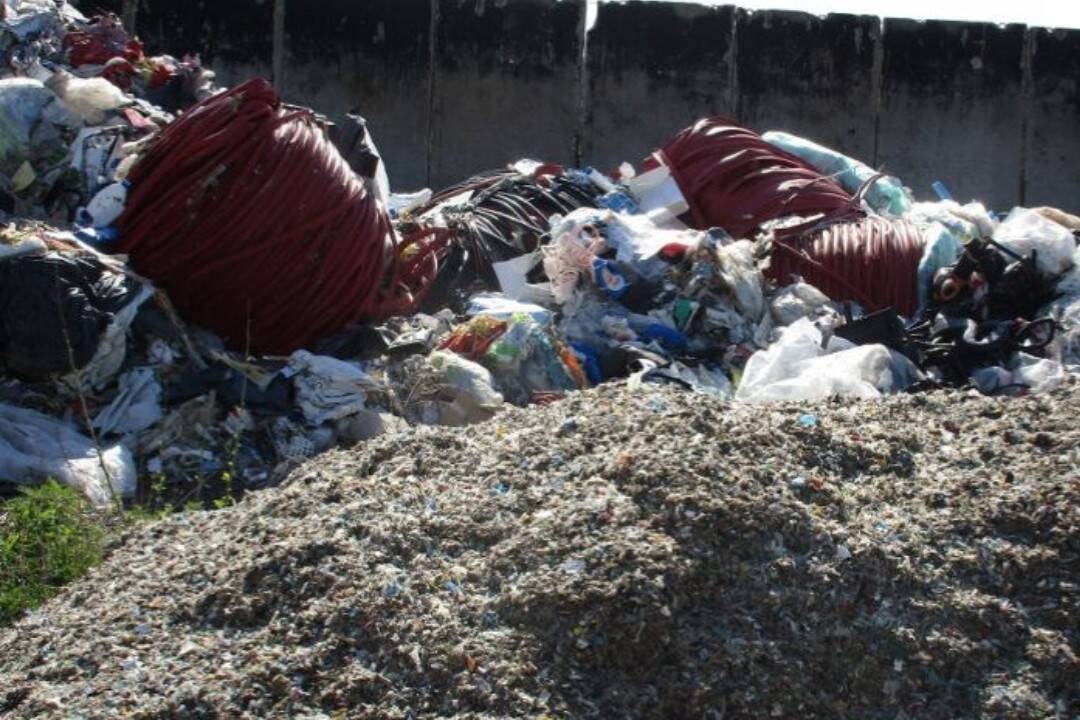 FOTO: Do obce pri Leviciach doviezli stovky ton odpadu z Poľska a Talianska, zastavila ich enviropolícia