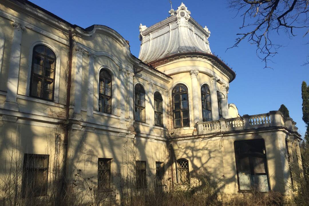 FOTO: V Beladiciach predávajú očarujúci barokový kaštieľ z 18. storočia, s cenou išli nadol 