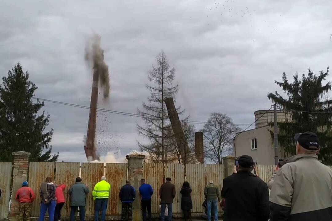 Foto: VIDEO: Dva 130-ročné komíny v Pohronskom Ruskove išli k zemi. Slávna éra cukrovaru je u konca