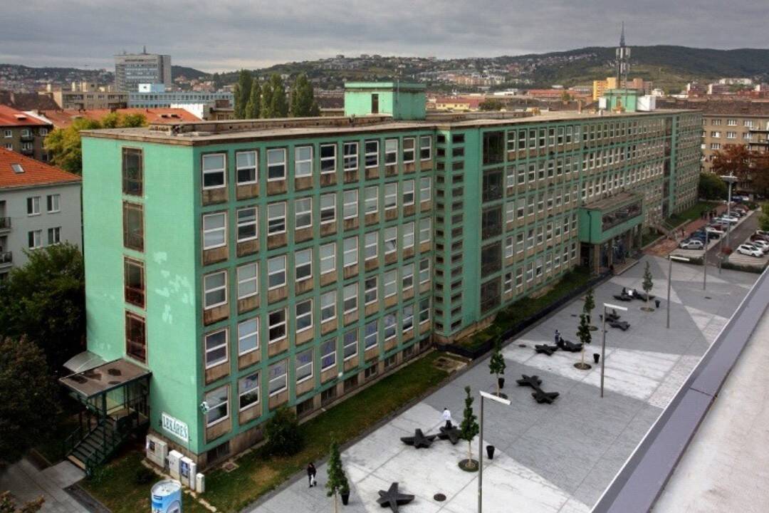 Foto: Polícia zadržala mladú ženu z Nových Zámkov, ktorá mala nahlásiť falošnú hrozbu na Farmaceutickej fakulte 