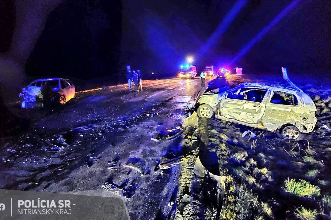 FOTO: Po zrážke pri Semerove skončili autá v plameňoch, o život prišiel manželský pár