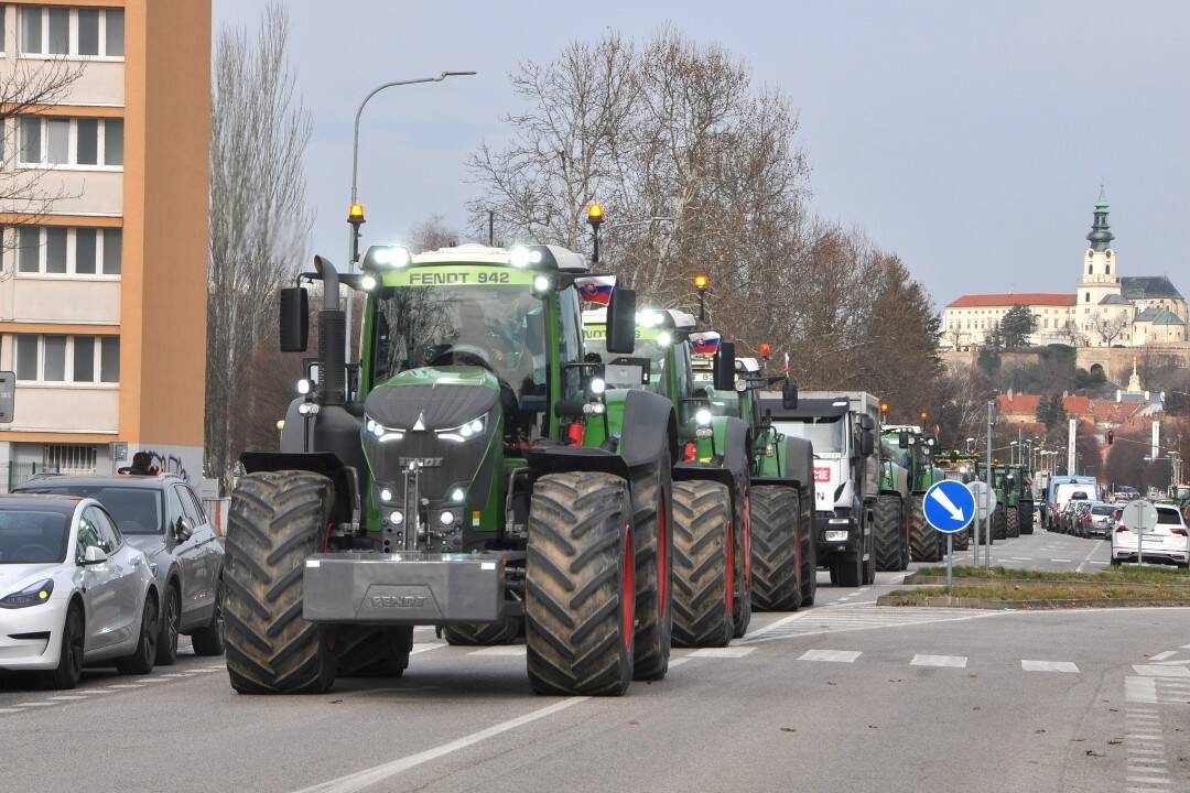 VIDEO+FOTO: Protest farmárov je v plnom prúde. Takto to aktuálne vyzerá na cestách Nitrianskeho kraja