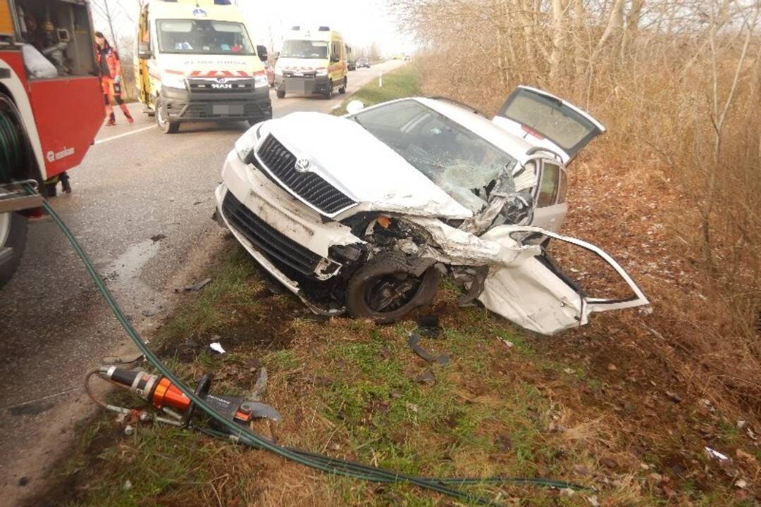 FOTO: Nehoda dvoch vozidiel pri Komárne si vyžiadala štyroch zranených, z vraku ich museli vyslobodzovať hasiči 