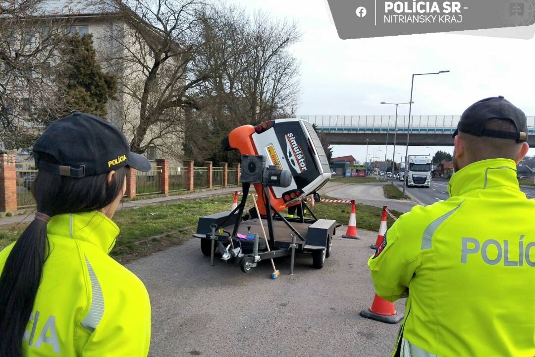 FOTO: Vodiči v Nitre si mohli vyskúšať, aké je to prevrátiť sa s autom. Nabudúce sa už nezabudnú pripútať