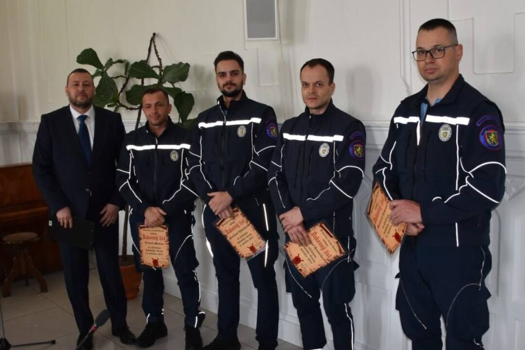 Foto: Skočil do potoka so slovami „tak čaute“ a policajti za ním. Za svoj hrdinský čin dostali ocenenie