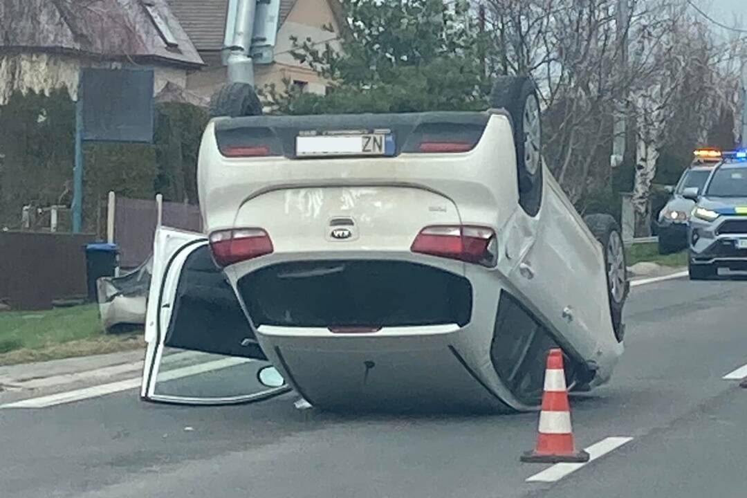 Foto: Je to možné? V Nitre skončilo auto na streche. Internet hľadá možné scenáre ako sa to mohlo stať