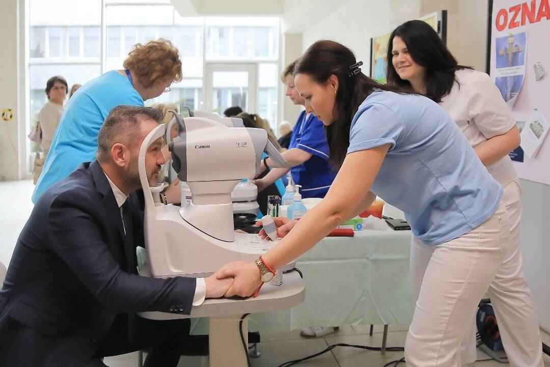 FOTO: Becík navštívil nemocnicu v Nových Zámkoch, bol aj na preventívke a pozdraviť Bryu z „očného“