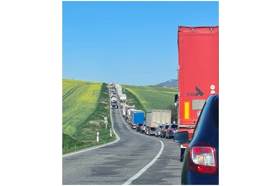 Foto: Začala rekonštrukcia cesty medzi Golianovom a Vrábľami, obmedzenia už spôsobujú problémy