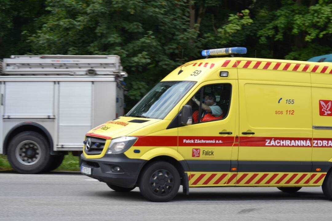 Foto: Žena v Leviciach spadla pred volebnou miestnosťou a utrpela poranenie hlavy