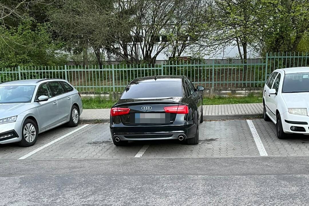 Foto: Vodič Audi zaparkoval na Klokočine cez dve parkovacie miesta. Veľké auto, veľké ego, hnevajú sa ľudia