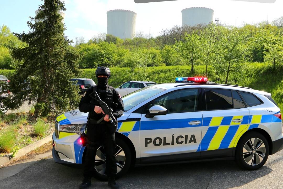 Foto: Policajt z Nitry vytiahol šoférku z prevráteného auta. Hoci bol v civile, neváhal a išiel na pomoc