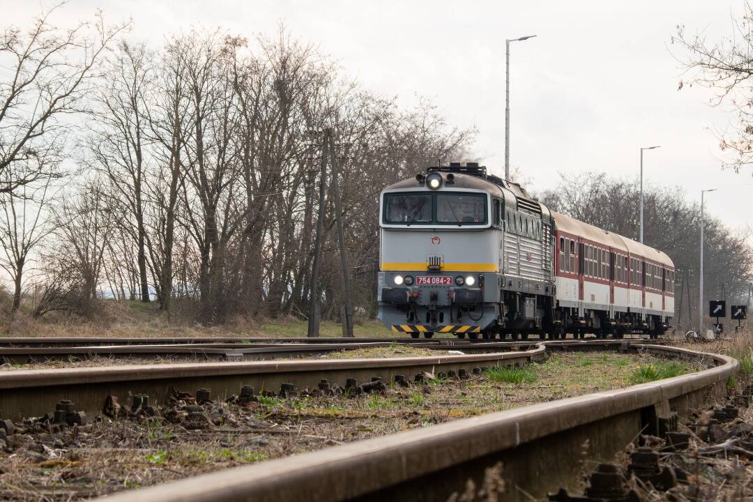 Foto: Pripravte sa na výluky na trati Nové Zámky – Šurany. Vlaky odklonia do inej stanice a dôjde k zmenám