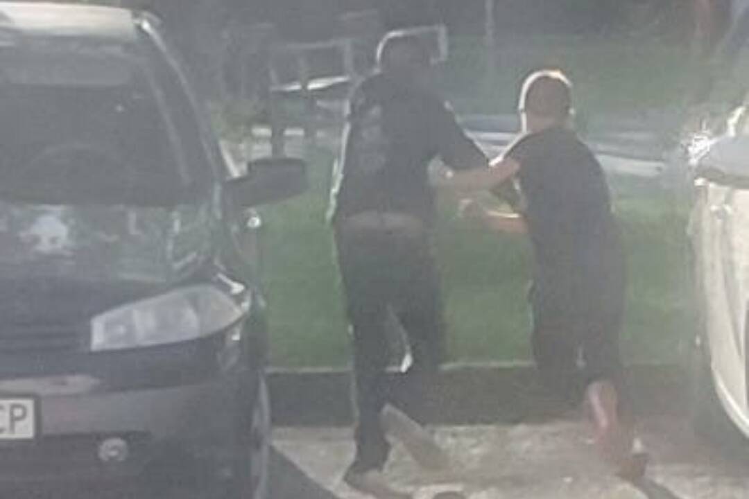 Foto: Dvaja tínedžeri obťažovali v Hurbanove ženu a ukazovali jej intímne partie. Polícia už vraj vie, o koho ide