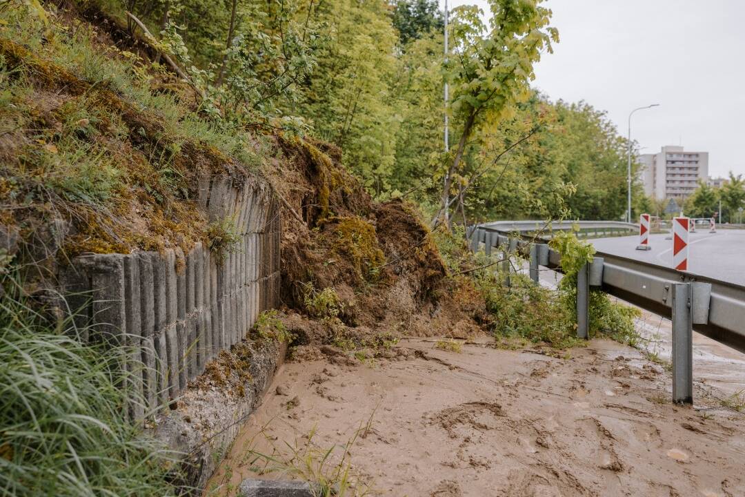 FOTO: V Nitre sa na cestu zosunul svah, zablokovaný je aj chodník a dopravu obmedzili