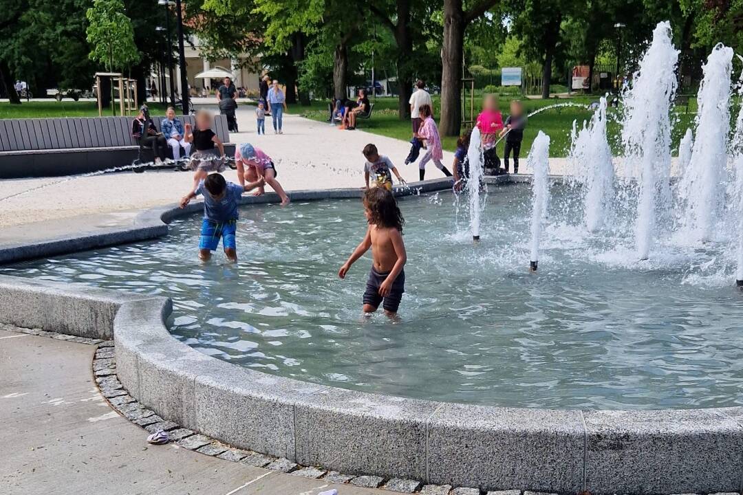 Foto: Deti si pomýlili Žabiu fontánu v Nitre s kúpaliskom. Je to však zakázané, toto vám hrozí