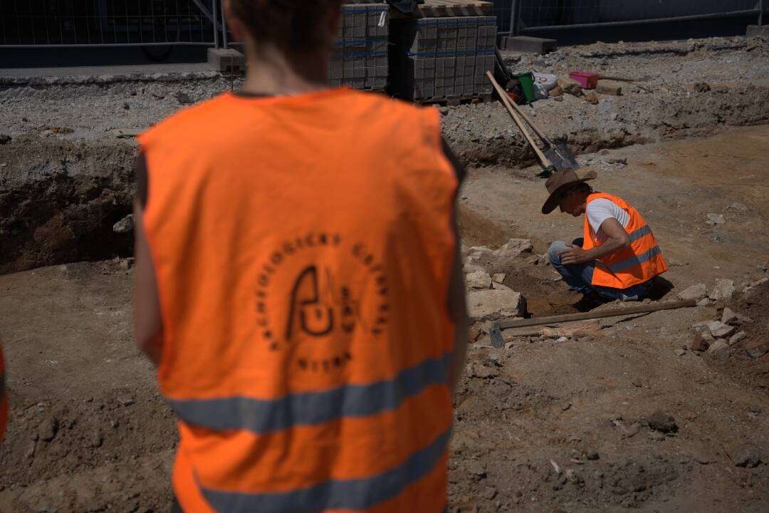 FOTO: Takto pokročili opravy pred bývalým Priorom v Nitre. Začal tam aj archeologický výskum