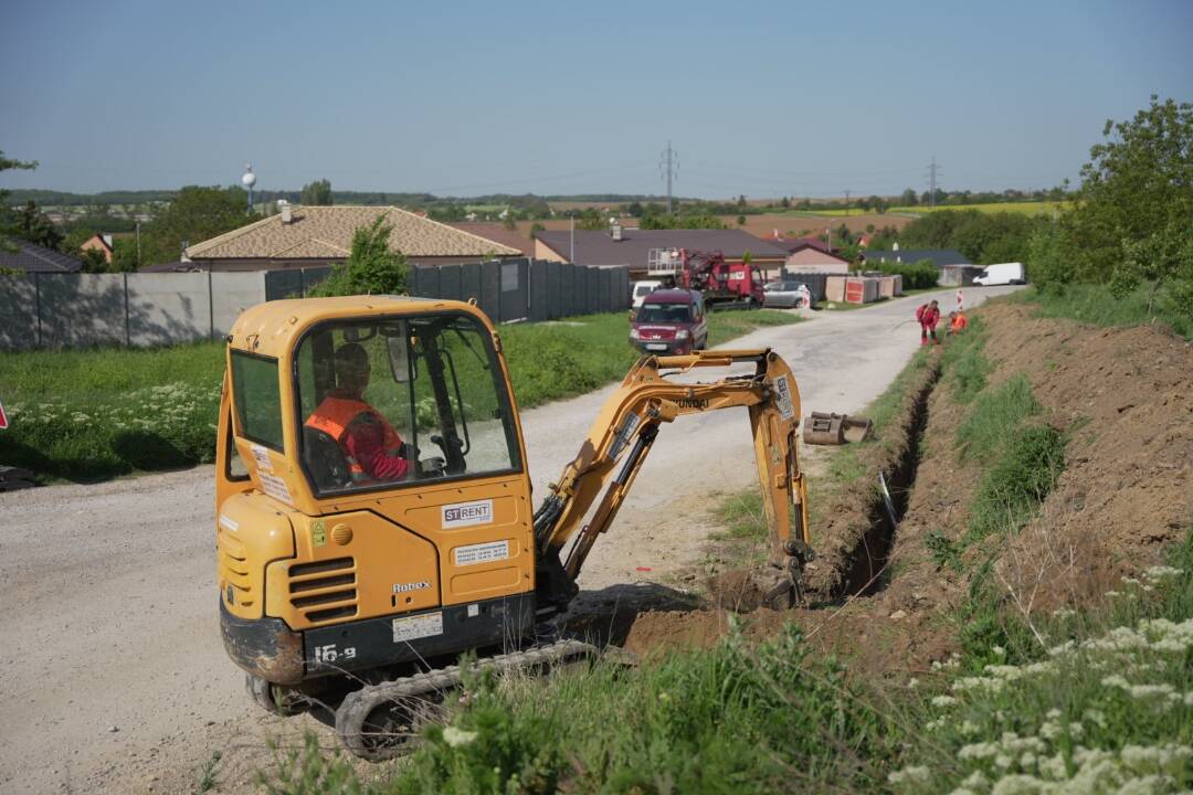 FOTO: Stará Jarocká v Nitre bude mať konečne osvetlenie, práce na ceste sa už začali