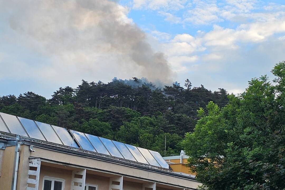 Foto: Zo Zobora opäť stúpa dym, horieť tam malo aj včera