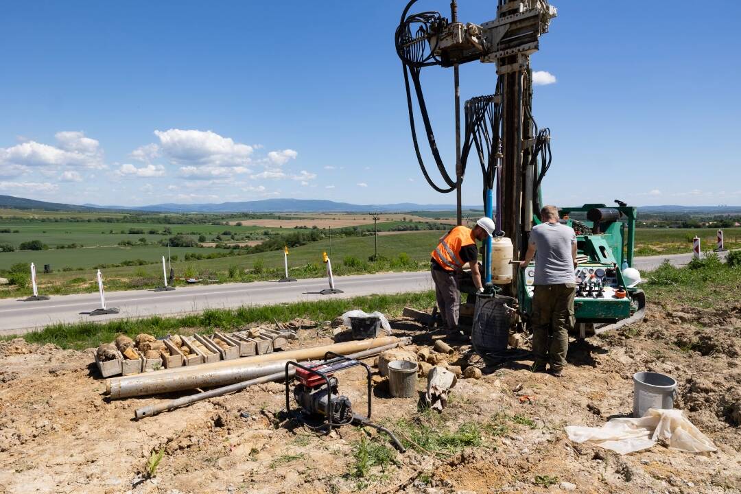 FOTO: Na prepadnutej ceste pred Žiranmi prebieha hydrogeologický prieskum. Ten povie, čo bude ďalej