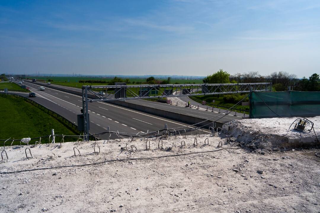 Foto: Na križovatke diaľnic D1 a R1 medzi Trnavou a Nitrou pokračuje rekonštrukcia mosta