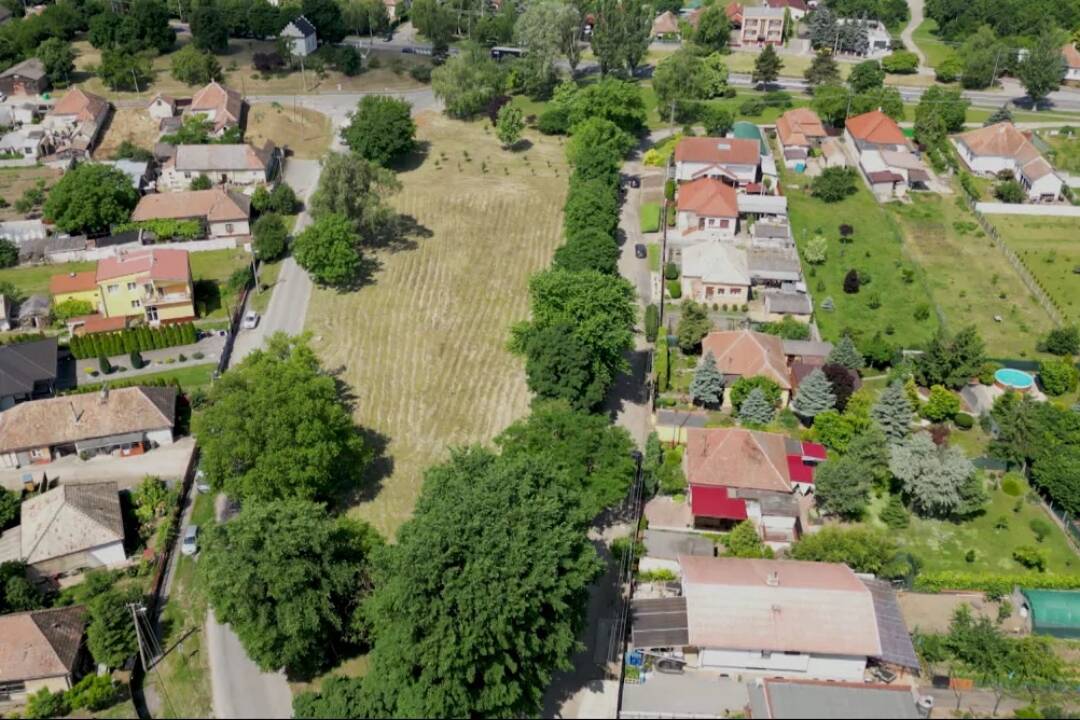 Foto: Hurbanovčanom sa podarilo zachrániť park, ktorý malo nahradiť nákupné centrum