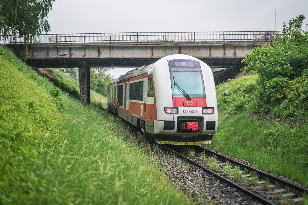 Pri Veľkých Kozmálovciach sa zrazil vlak s autom, viezlo sa v ňom niekoľko osôb a dopravu prerušili 