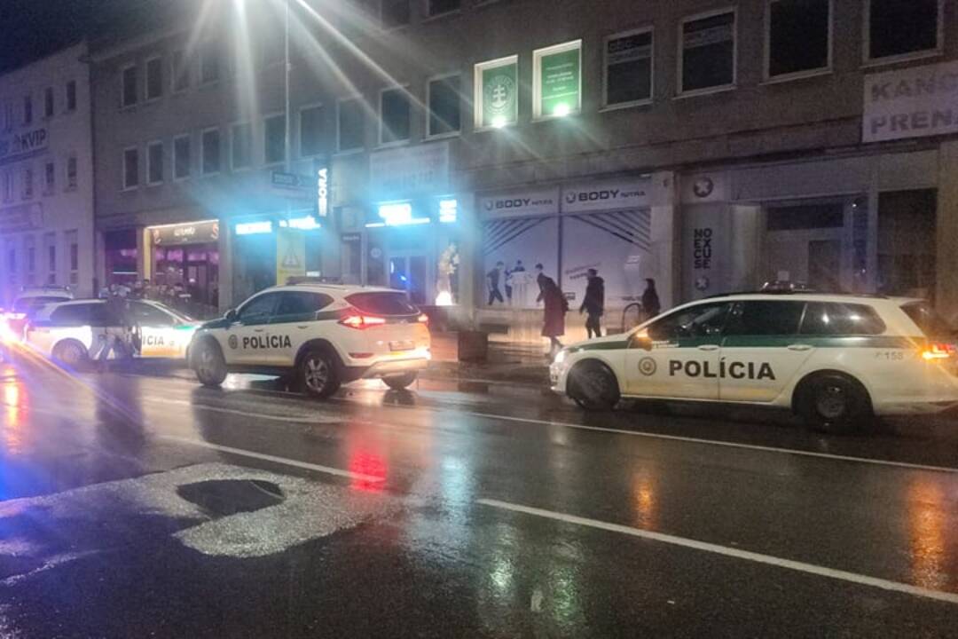 Foto: Polícia a inšpektori práce kontrolovali bary na najnebezpečnejšej ulici v Nitre. Čo hľadali? 