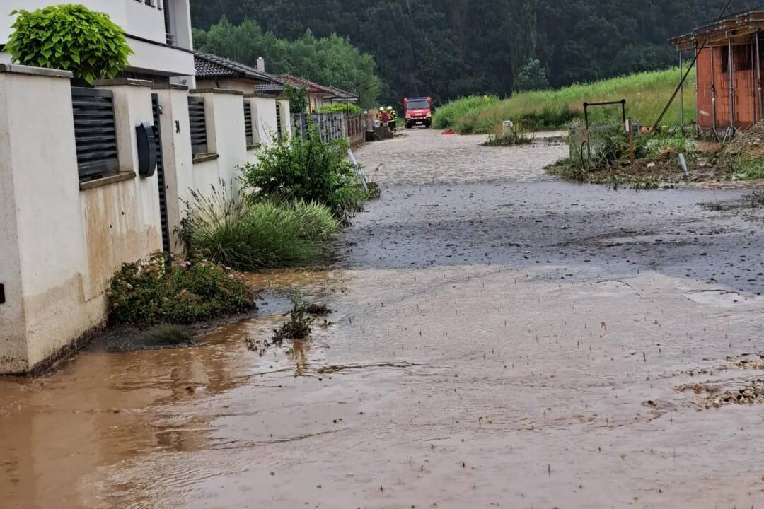 FOTO: Spúšť po záplavách v nitrianskom Kyneku pomáhajú upratovať aj dobrovoľníci