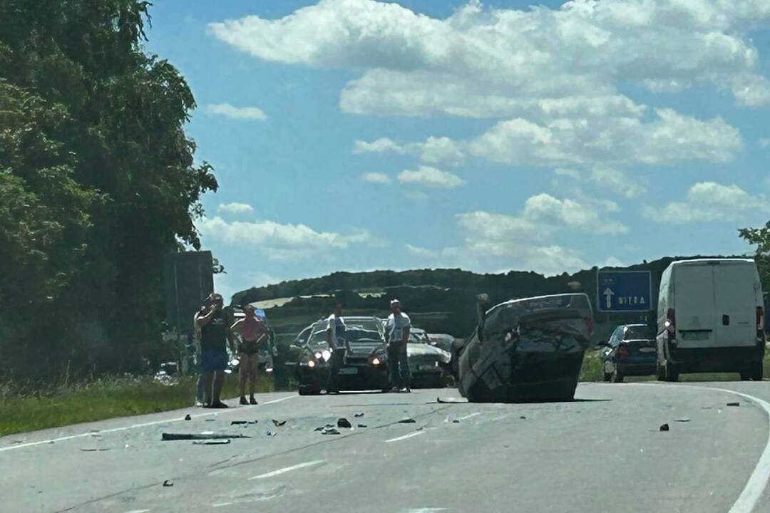 Foto: Na hlavnom ťahu medzi Topoľčanmi a Chrabranmi došlo k nehode, vodiči hlásia kolóny. Jedno z áut sa prevrátilo na strechu