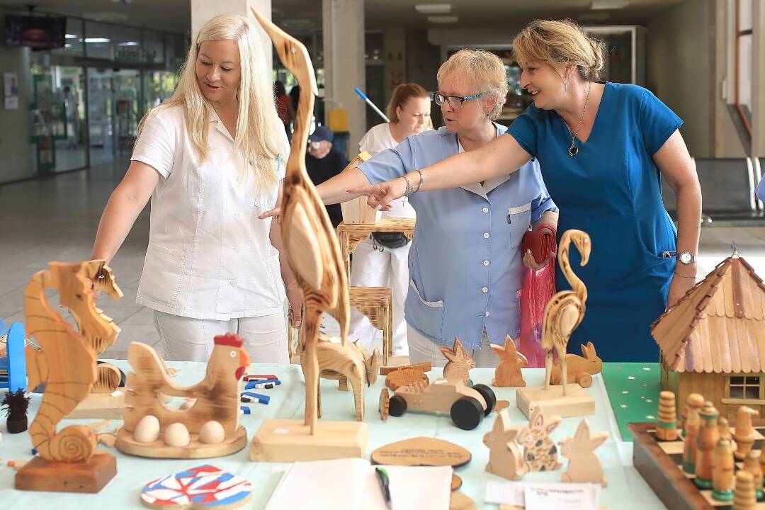 FOTO: Pacienti psychiatrie vystavovali svoje výtvory na burze v novozámockej nemocnici  