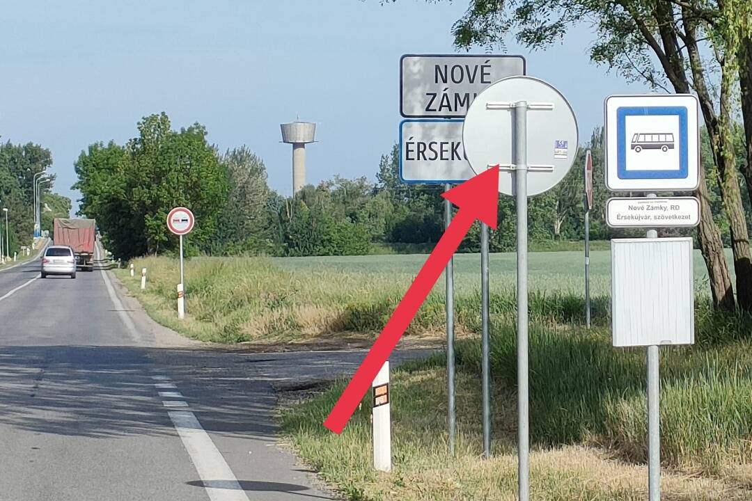 FOTO: Obyvatelia kritizujú osadenie značiek v Nových Zámkoch. Prečo sa navzájom zakrývajú?