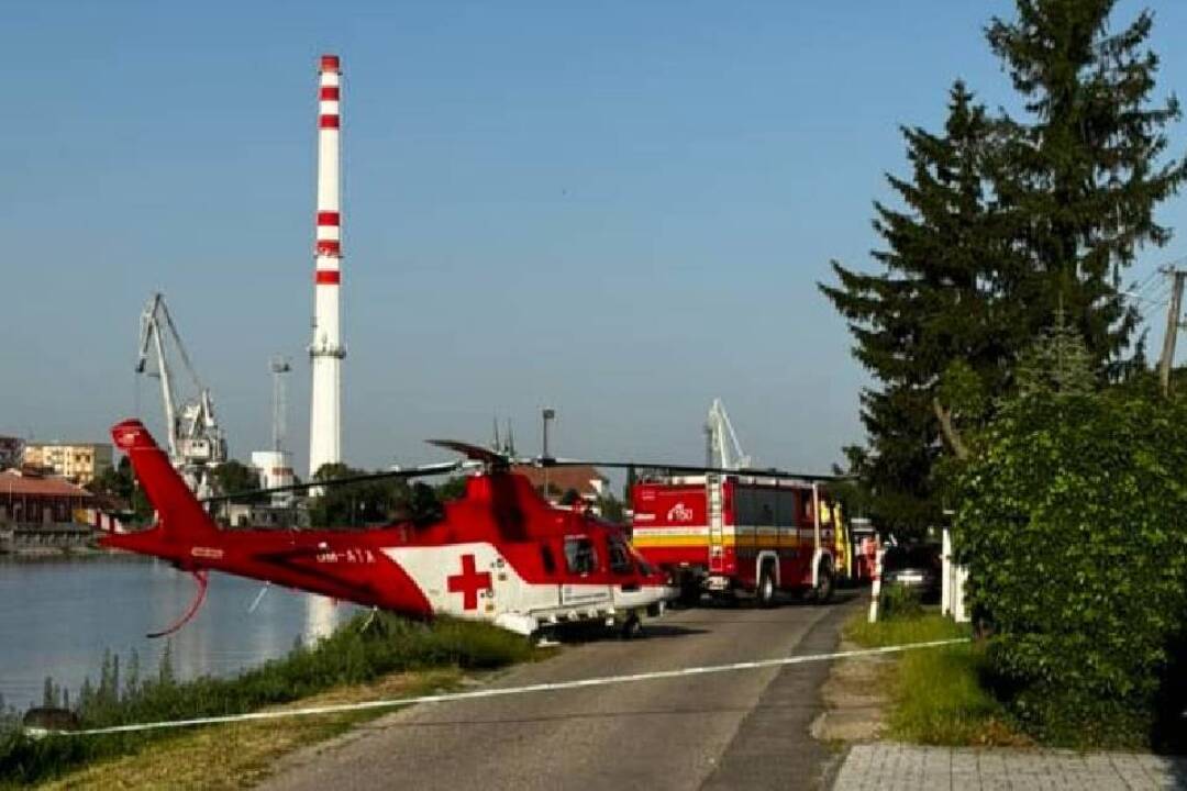 Foto: Tragická nehoda na juhu Slovenska: Motorkár napálil do kovových stĺpov pri ceste, zrážku neprežil