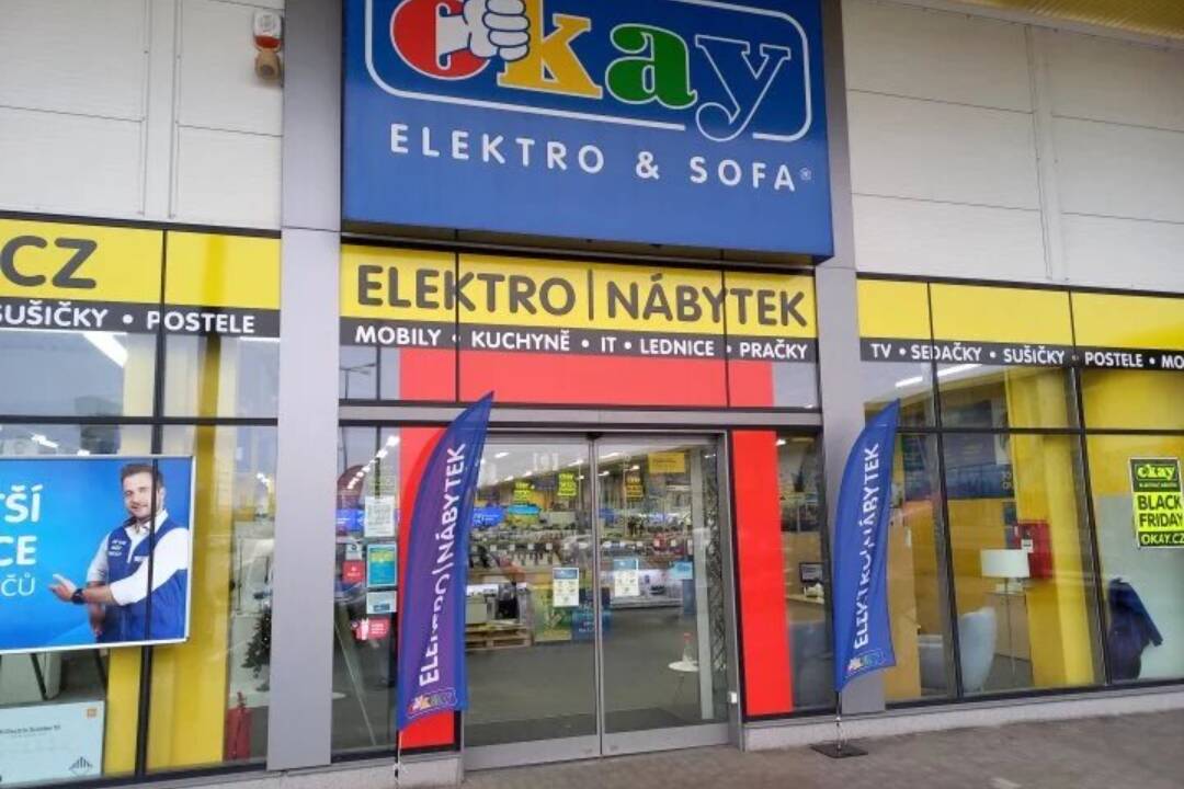 Foto: Elektroreťazec Okay sa po 30 rokoch topí v problémoch. Teraz urobili radikálny krok – prepúšťajú ľudí