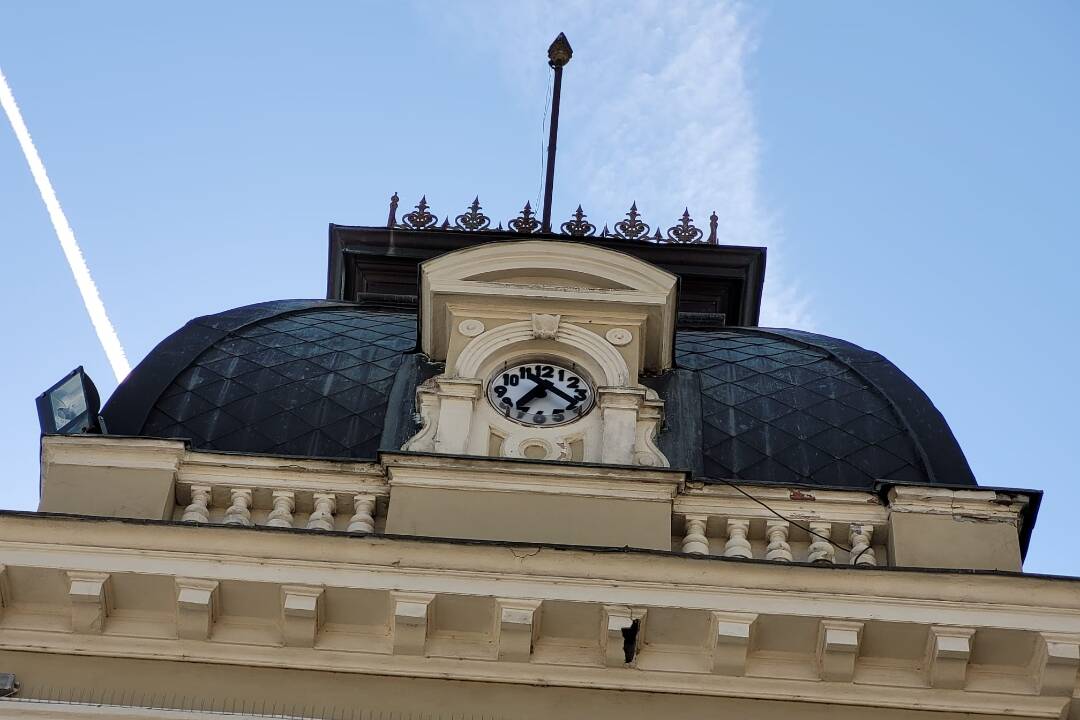 FOTO: Vzácne hodiny na streche bývalej radnice v Nitre opäť tikajú. Dôvod ich nefunkčnosti bol kuriózny