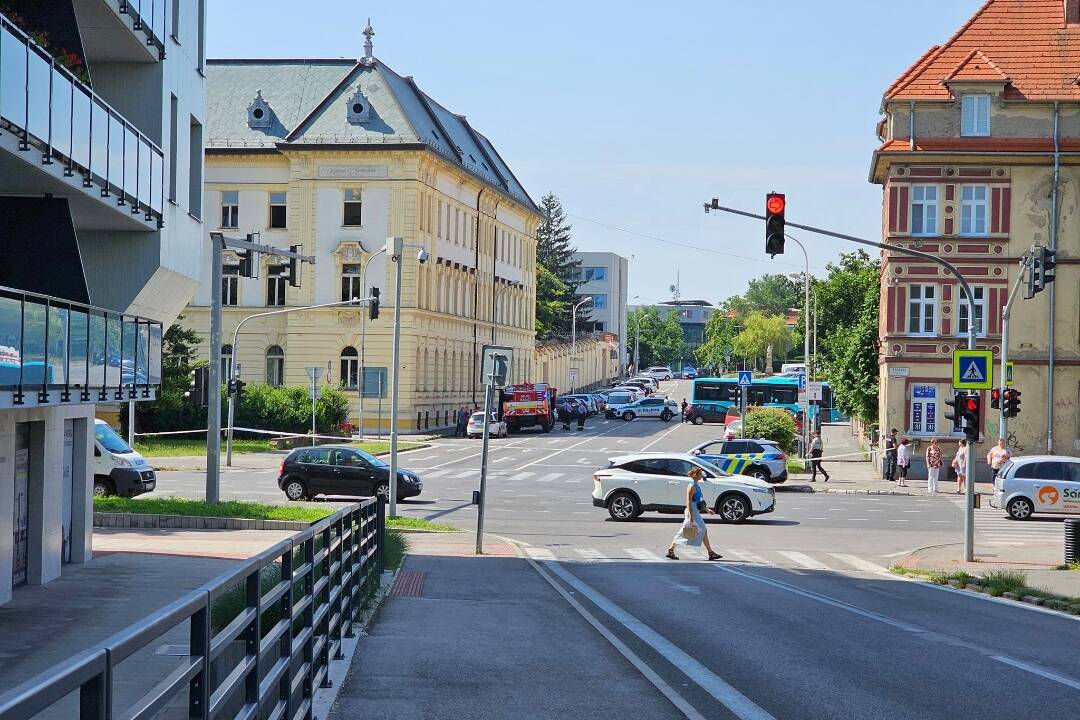 Foto: Ďalšia bombová hrozba na súde v Nitre: Zasahovať musela polícia a hasiči, uzatvorili aj ulice