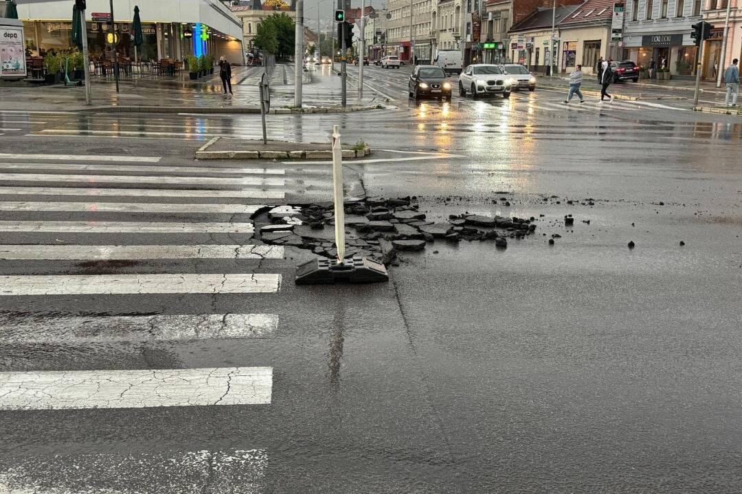 Foto: Okoliu Mlynov sa dnes radšej vyhnite, na ceste sú praskliny a niektoré ulice museli uzavrieť