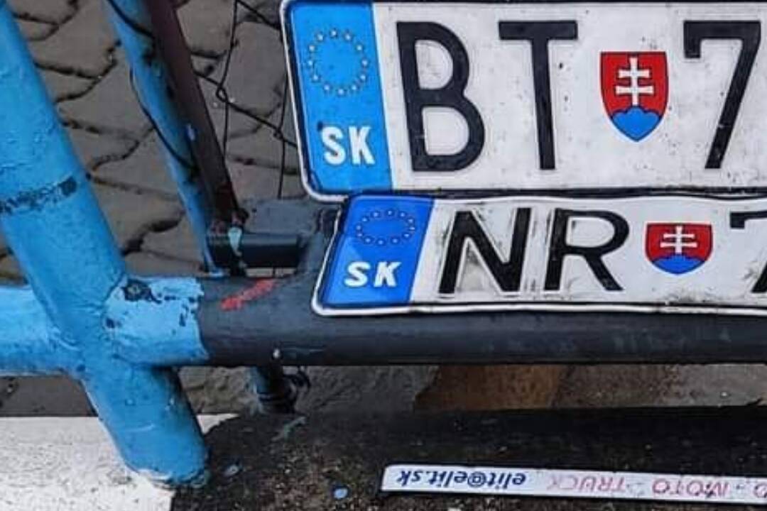 FOTO: Po búrkach v Nitrianskom kraji sa našlo množstvo stratených ŠPZ-tiek, po iných majitelia pátrajú