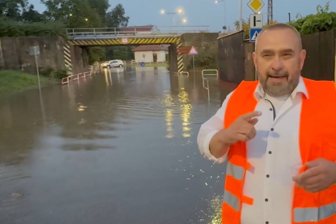 Foto: VIDEO: Mimoriadnu situáciu vyhlásilo aj Komárno. Cesty skončili pod vodou, matku s dcérou museli zachraňovať okoloidúci