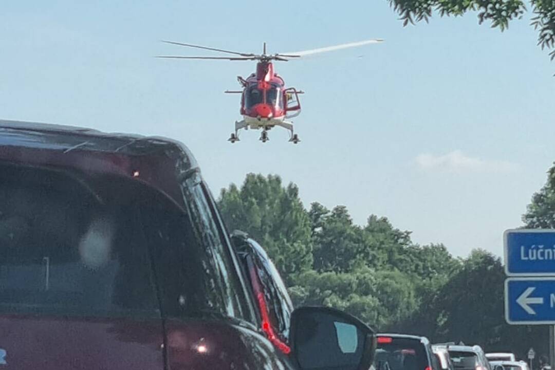 Foto: Medzi Vrábľami a Žitavcami zasahoval vrtuľník, vozidlo sa zrazilo s cyklistom